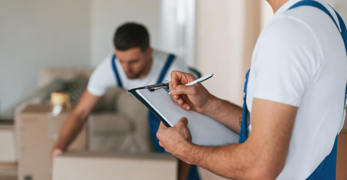 Mover checking inventory list during residential move – Moving Pro Dallas